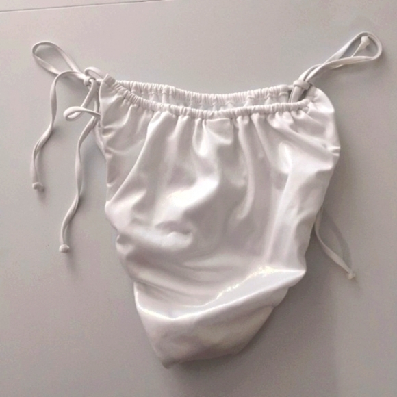 Good American Foiled Tiny Ties Bikini Bottom in Metallic White. Size 7 - Picture 10 of 13